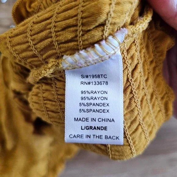 Yellow off the shoulder crop top with ruffles and elastic band. Size: L - Picture 3 of 5